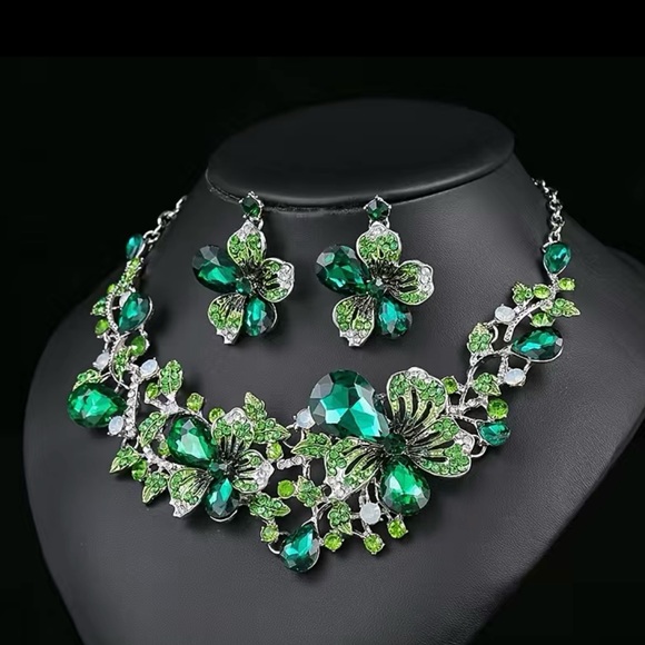 Jane Chic Designs Secret Garden Necklace and Earring Set - Picture 2 of 6